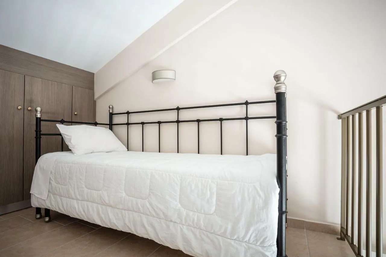 מלון ניקיטי Royalty Suites Seaside